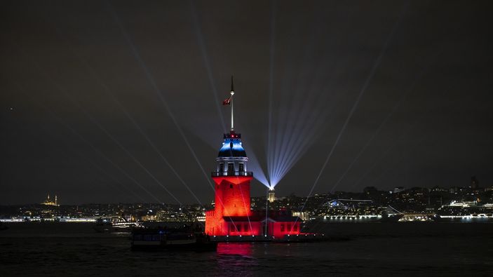 Kız Kulesi ışık ve lazer şovuyla açıldı