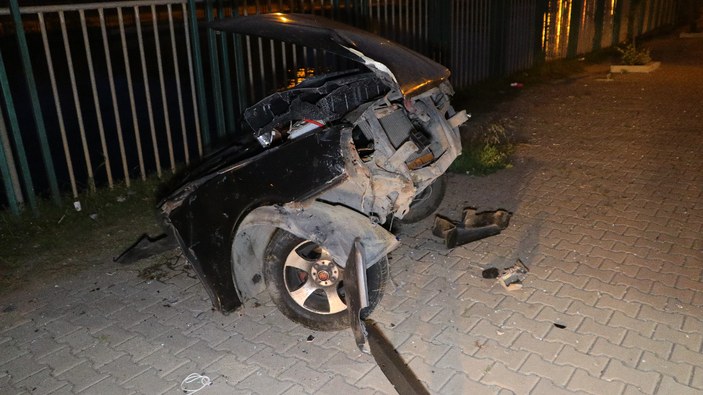 Adana'da ikiye bölünen otomobilin sürücüsü kurtarılamadı