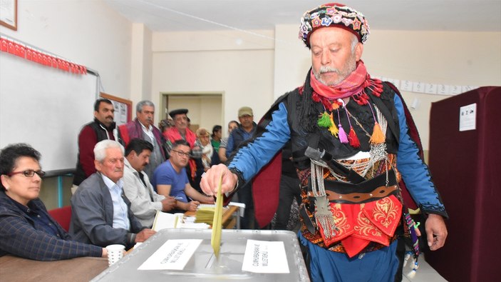 Oy kullanan seçmenlerden renkli görüntüler