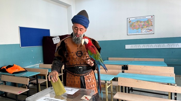 İstanbul'da oy kullanmaya omzundaki papağanıyla gitti