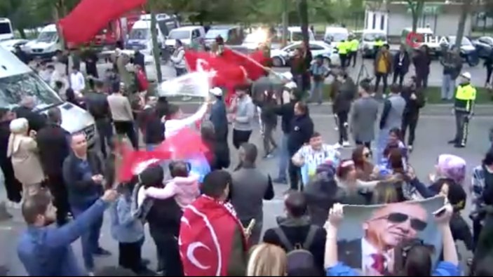 AK Parti Seçim Başkanlığı önündeki bekleyiş sürüyor