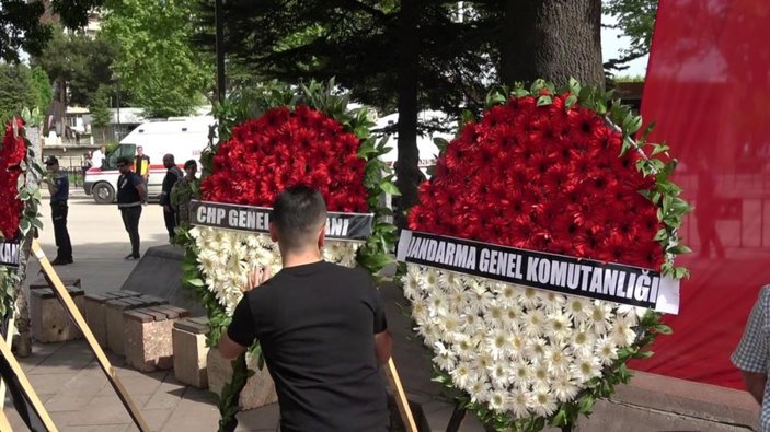 Tokat'ta şehit yakınları Kemal Kılıçdaroğlu'nun çelengini parçaladı