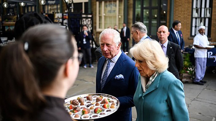 Kral Charles ve Camilla'ya, Godiva Covent Garden Mağazası'nda çikolata ikram edildi