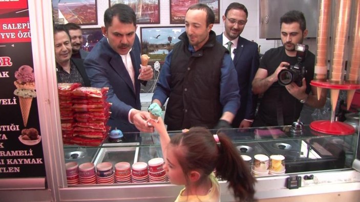 Murat Kurum vatandaşlara dondurma dağıttı