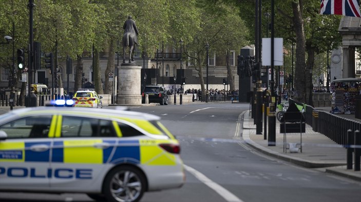 İngiltere'de otomobil Başbakanlık binasının kapısına çarptı
