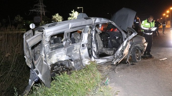 Aksaray'da hafif ticari araçla minibüs çarpıştı: 5 yaralı