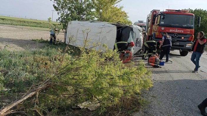 Karaman'da devrilen minibüsteki 16 tarım işçisi yaralandı