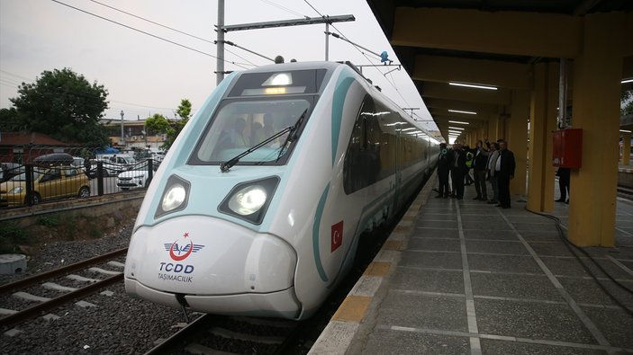 Milli elektrikli tren yolcu taşımaya başladı