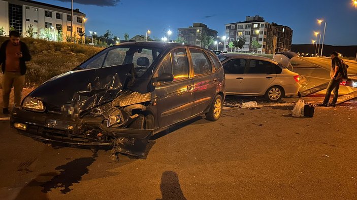 Kayseri'de iki otomobil çarpıştı: 7 yaralı