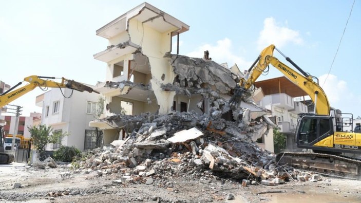 Deprem bölgesi olan Osmaniye'de moloz yığınları kaldırılıyor
