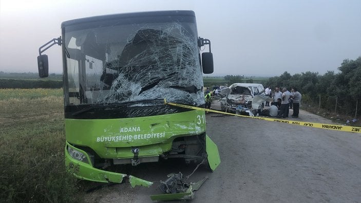 Adana'da otobüsle minibüsün çarpıştığı kazada 2 kişi öldü