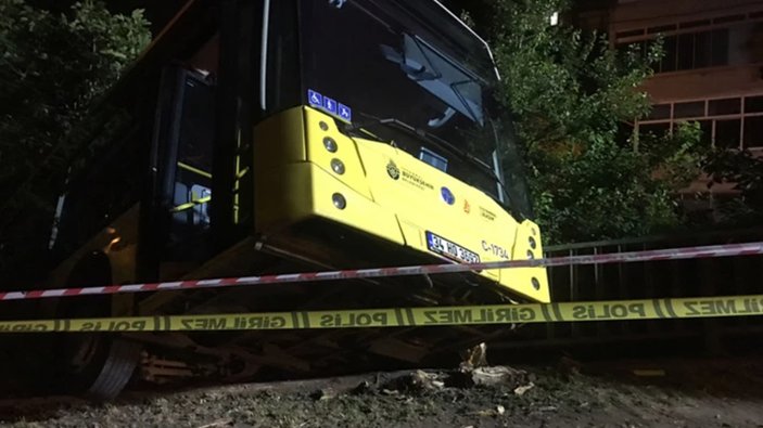 İstanbul Beykoz'da İETT otobüsü evin bahçesine düştü