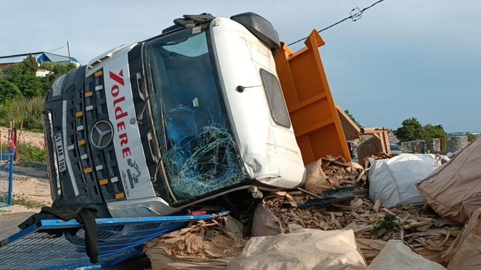 Kocaeli'de lastiği patlayan hafriyat kamyonu başka bir araca çarpıp devrildi