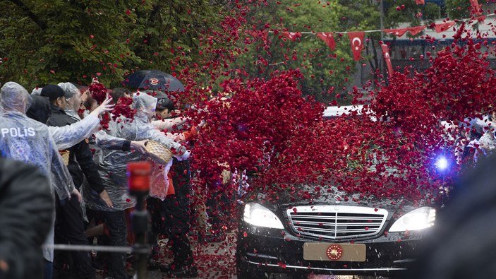Cumhurbaşkanı Erdoğan Meclis'e giderken çiçeklerle karşılandı