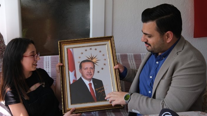 Eyyüp Kadir İnan AK Parti'yi destekleyici sözleri nedeniyle saldırıya uğrayan genci ziyaret etti