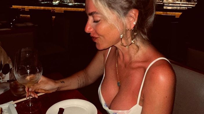 Hadise'den derin göğüs dekolteli poz