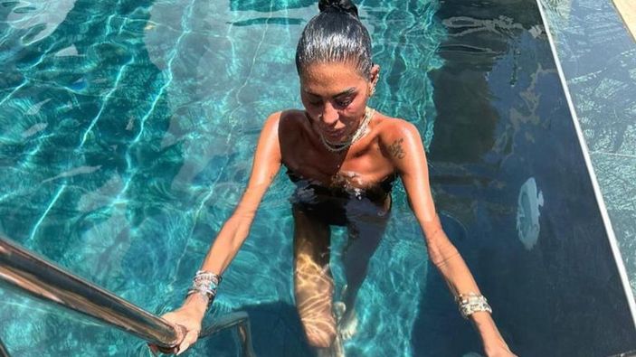 Süreyya Yalçın'ın havuz pozu