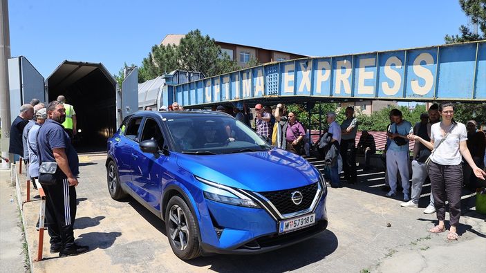 Türkiye'ye trenle gelen gurbetçiler mutlu