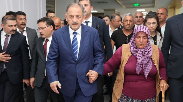 Bakan Özhaseki, dinlediği engelli depremzede teyzenin isteği için talimat verdi