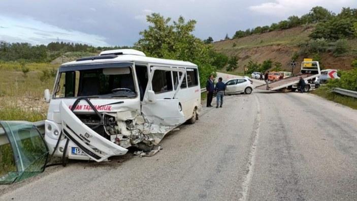 Burdur'da işçi servisiyle otomobil çarpıştı: 13 kişi yaralandı