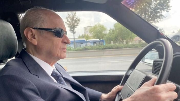 Devlet Bahçeli klasik otomobiliyle Ankara'yı gezdi