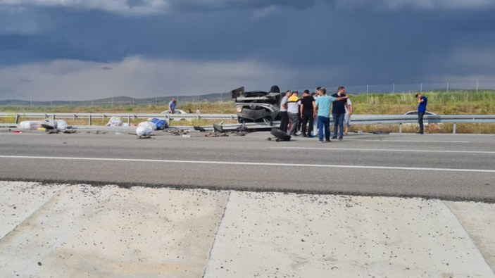 Aksaray'da bariyerlere çarpan hafif ticari araç takla attı: 2 ölü