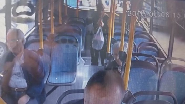 Zonguldak'ta otobüste bulduğu bin 700 doları şoföre teslim etti