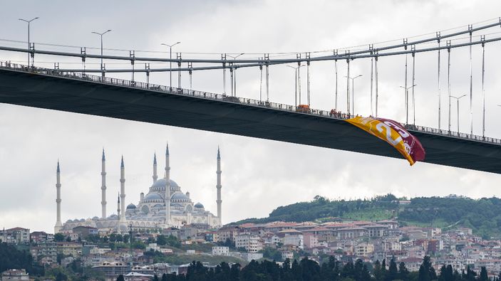Şampiyon Galatasaray'ın bayrağı İstanbul Boğazı'nda