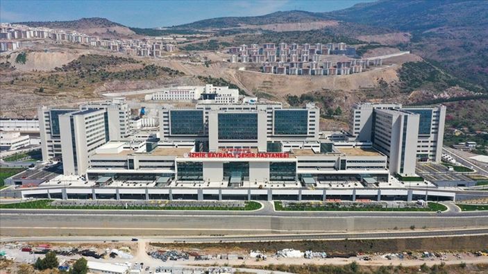 Bir şehir hastanesi daha yükseldi! İzmir Bayraklı Şehir Hastanesi gün sayıyor