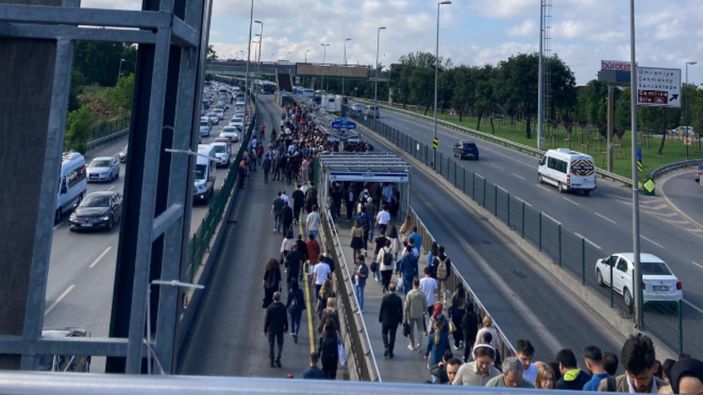 İstanbullunun çilesi: Altunizade durağında arızalanan metrobüs vatandaşları mağdur etti