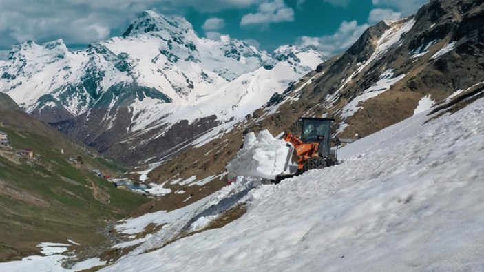 Rize İl Özel İdaresi Tahpur Yaylası'nı kardan arındırdı