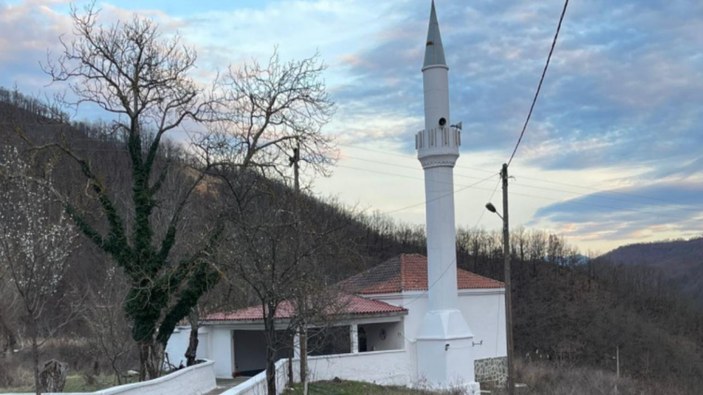 Yunanistan'da bir saldırgan bir kişi camiye girerek Kur'an-ı Kerimleri yırttı