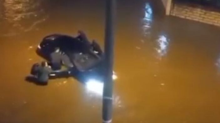 Kocaeli'de sağanak bastırdı: Otomobil suya gömüldü