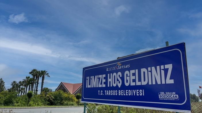 Mersin'in Tarsus ilçesinde 'İlimize hoş geldiniz' tabelaları asıldı