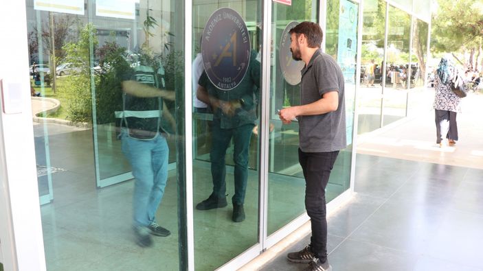 Antalya'da üniversite adayı genç sınava 7 dakika geç kaldı