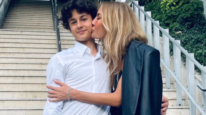 Çağla Şıkel, oğluyla poz verdi