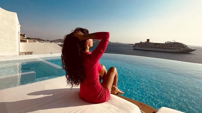 Demet Özdemir, elbisesiyle havuza girdi