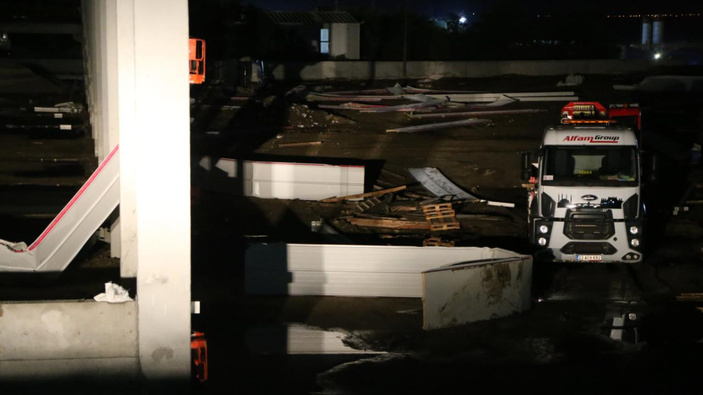 Edirne'de 3 işçi fırtına nedeniyle fabrikanın çatısından düştü