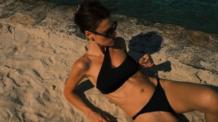 Yüsra Geyik'ten bikini şov