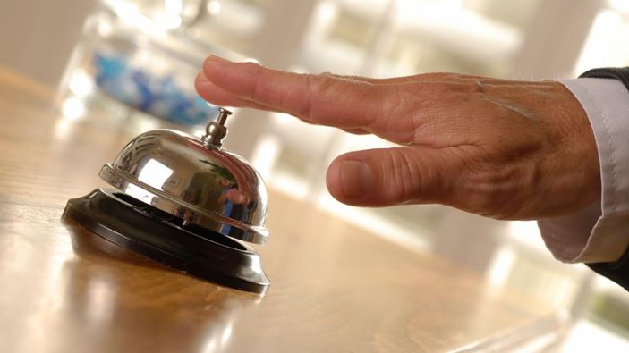 Hintli adam bir gecelik �cret �dedi�i otelde iki y�l konaklad�