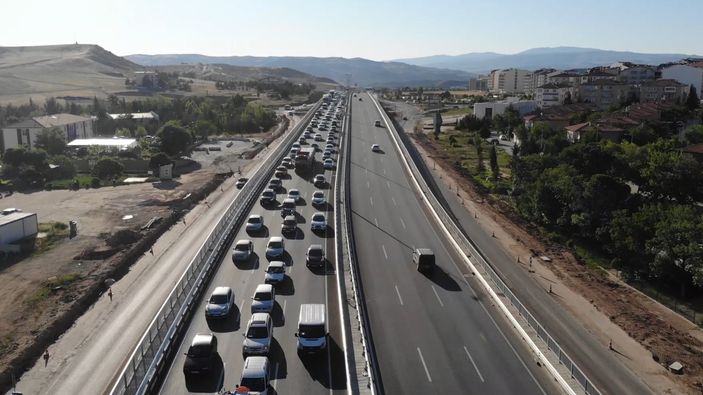 Büyük bayram trafiği sürüyor: 43 ilin geçiş güzergahı havadan görüntülendi