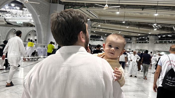 Kabe'nin en minik hacı adayları görenlerin neşe kaynağı oluyor