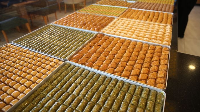 Bayramların vazgeçilmezi tatlıcılarda bayram yoğunluğu yaşanıyor
