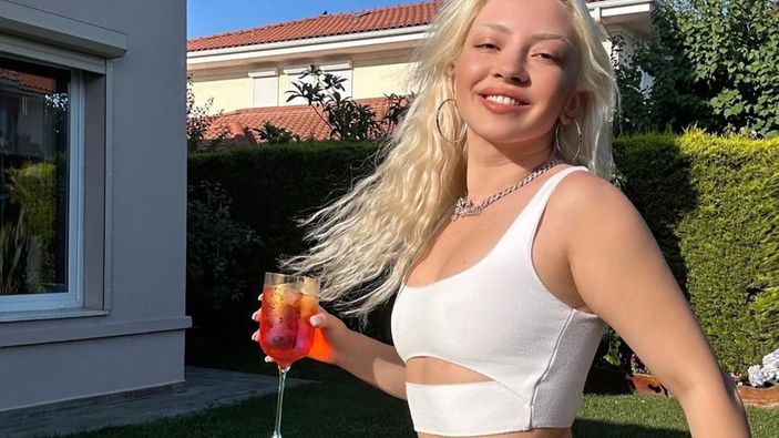 Ece Seçkin'den bahçe pozları