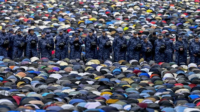 Rusya'da bayram nedeniyle binlerce Müslüman camilere sığmadı