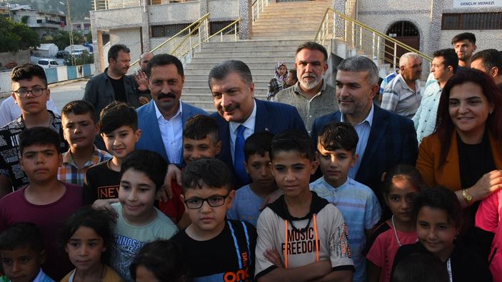 Fahrettin Koca bayramın ilk günü deprem bölgesinde! 'Hatay'ımızı yalnız bırakmayacağız'