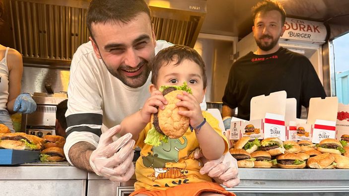 CZN Burak'tan depremzede çocuklara bayram sürprizi