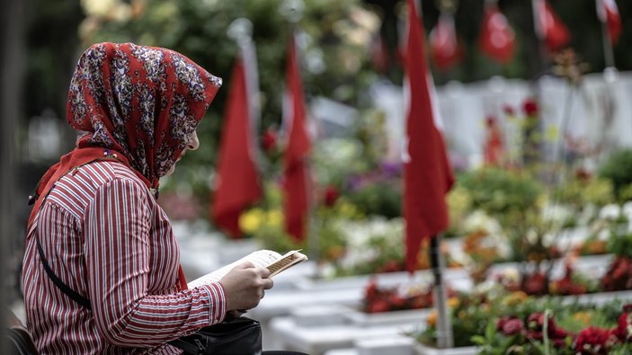 Kurban Bayramında şehitliklere hüzünlü ziyaret