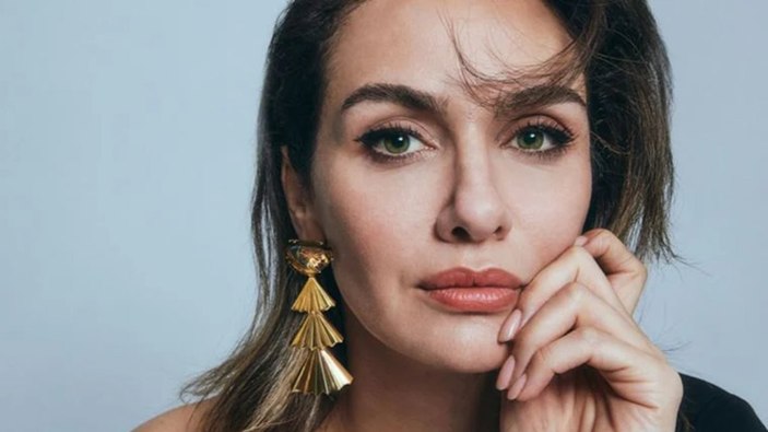 Birce Akalay genç kızlara taş çıkarttı! Bikinili pozu büyüledi