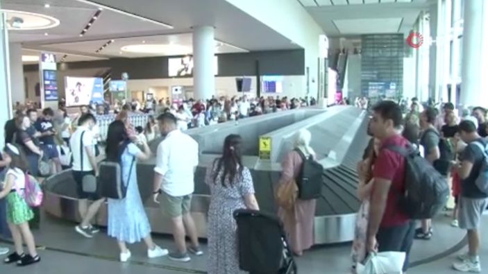 İstanbul Havalimanı'nda dönüş yoğunluğu başladı